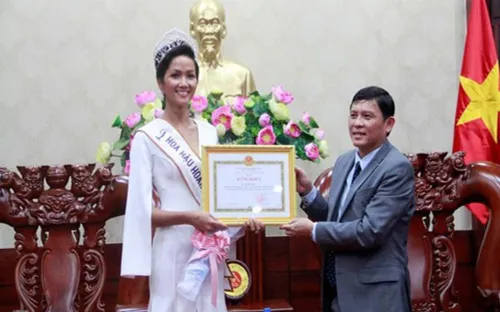 Tỉnh Đắk Lắk trao bằng khen cho hoa hậu H'Hen Niê