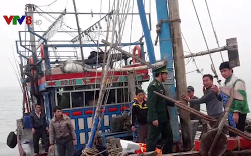 Nghệ An: Cứu hộ tàu cá chết máy và 7 ngư dân bị nạn trên biển