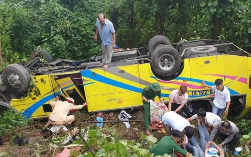 Xe khách chở 23 người lao vực trên đèo Hải Vân, ít nhất 1 người chết