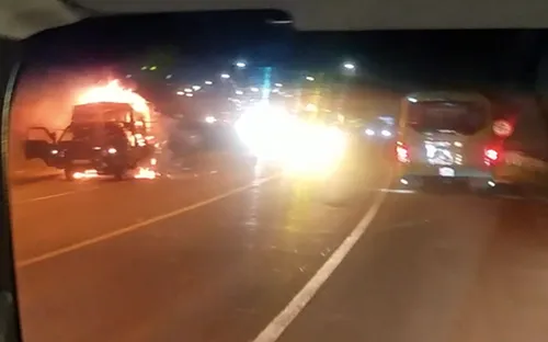 Xe tải bốc cháy trên đường dẫn vào hầm Hải Vân