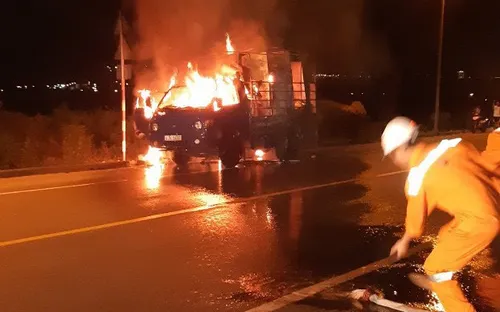 Xe tải bốc cháy ngùn ngụt trên đường dẫn vào hầm Hải Vân