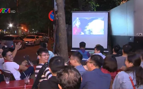 CĐV quê nhà vui mừng trước chiến thắng của Đội tuyển Việt Nam trên sân khách