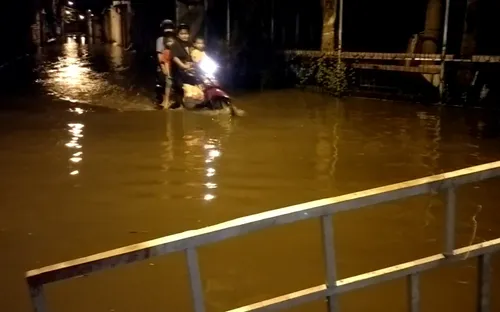 Triều cường lại gây ngập úng nhiều tuyến đường tại TP.HCM