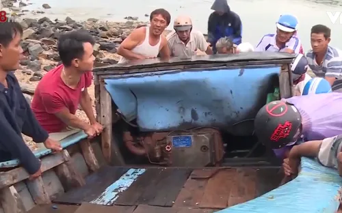 Người dân vùng ven biển Phú Yên ứng phó với bão số 5