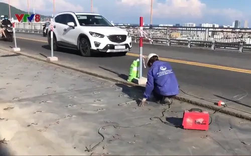 Đà Nẵng: Áp dụng kỹ thuật mới sửa chữa mặt cầu Thuận Phước