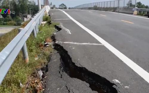 Khắc phục sạt lở cầu Bà Ngôn