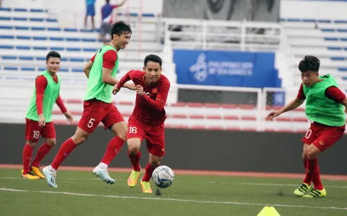 ĐT U22 Việt Nam chia 2 nhóm tập luyện trong buổi sáng 26/11