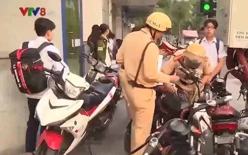 Cần chấn chỉnh tình trạng học sinh đi xe máy phân khối lớn