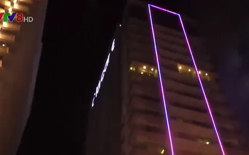 Giải cứu thanh niên nghi ngáo đá đòi tự tử trên tầng 23 của khách sạn