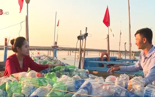 Nhặt rác trên biển từ những tàu cá