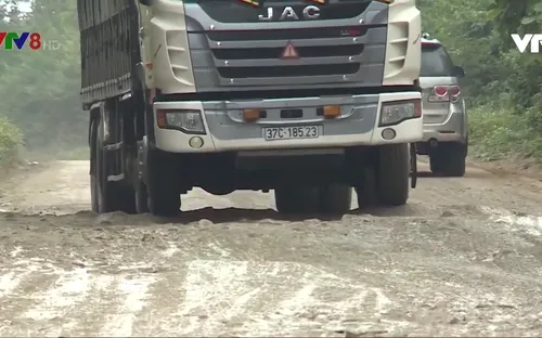 Đường Quốc lộ 8A xuống cấp nghiêm trọng do chắp vá, tạm bợ