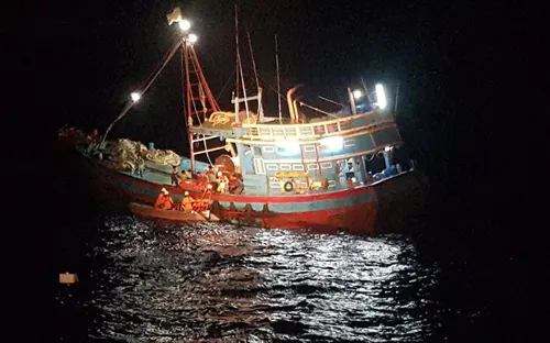 Ứng cứu kịp thời ngư dân gặp nạn tại quần đảo Hoàng Sa trước bão số 6