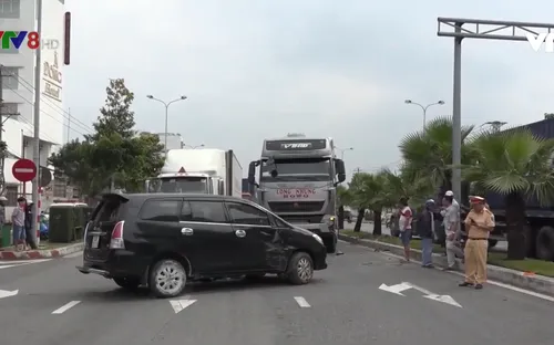 Đà Nẵng: Xe ben tông ôtô 7 chỗ