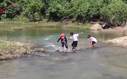 Quảng Nam trôi cầu tạm gây khó khăn cho người dân Bắc Trà My