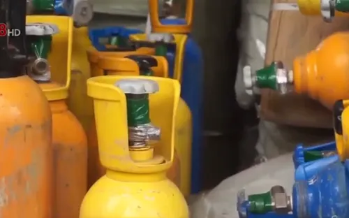 Đà Nẵng: Phát hiện xe tải chứa hàng chục bình khí gây cười