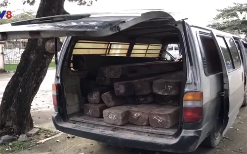 Quảng Ngãi: Bắt xe khách chở gỗ lậu