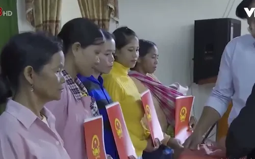 Trao quốc tịch Việt Nam cho công dân Lào