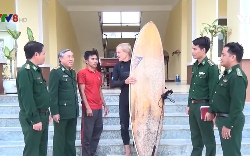 Ngư dân Bình Định cứu  01 người nước ngoài gặp nạn trên biển khi lướt ván