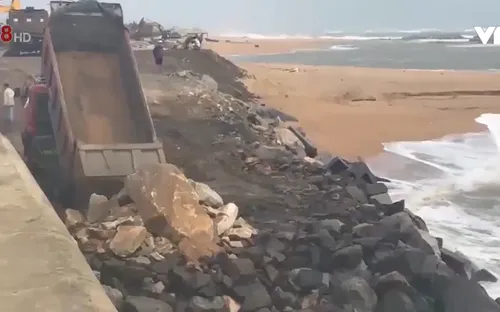 Thi công khẩn cấp khắc phục kè biển bảo vệ sân bay Tuy Hòa