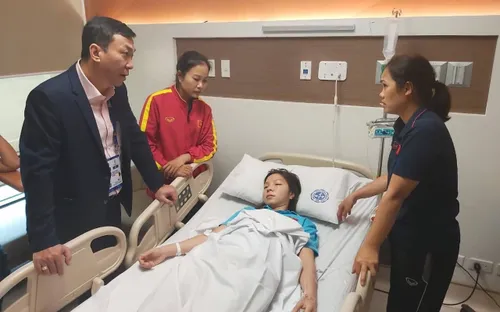 ĐT nữ Việt Nam: Trung vệ Trần Thị Hồng Nhung kiệt sức sau khi cùng ĐT lên ngôi vô địch