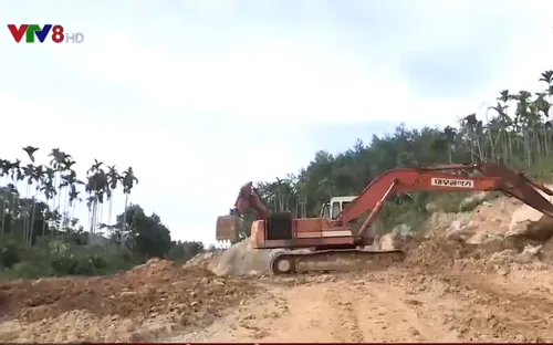 Quảng Ngãi tích cực sửa chữa đường giao thông đưa Tết lên vùng cao