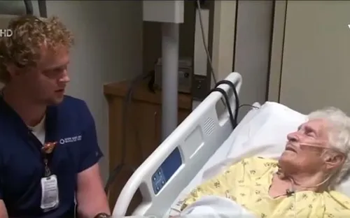 Người y tá bầu bạn với các bệnh nhân cao tuổi bằng giọng hát