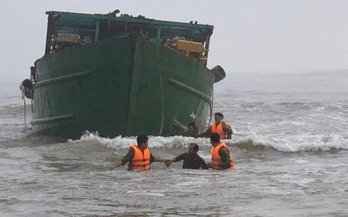 Thừa Thiên Huế: Ứng cứu thành công 4 thuyền viên gặp nạn trên biển