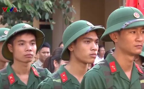 Thanh niên miền Trung phấn khởi lên đường nhập ngũ
