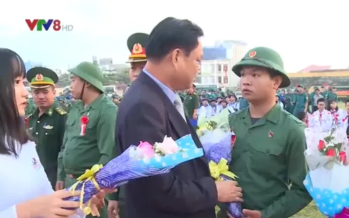 Thanh niên miền Trung - Tây Nguyên hăng hái lên đường nhập ngũ