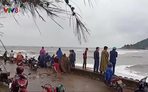 Hà Tĩnh: Sóng lớn đánh 2 cha con rơi xuống biển mất tích