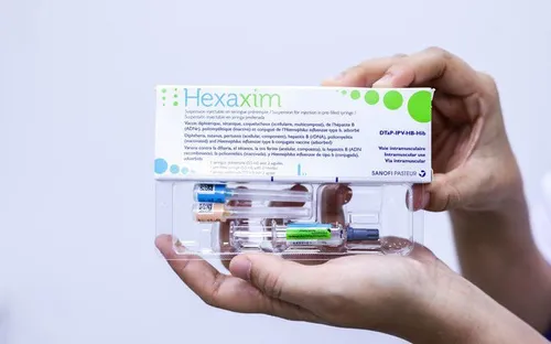 Lo sợ biến chứng, người dân Quảng Nam đổ xô đưa con đi tiêm vắc xin dịch vụ