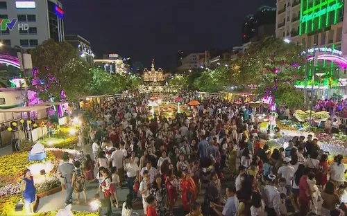 Không khí trước giao thừa ở đường hoa Nguyễn Huệ, TP.HCM