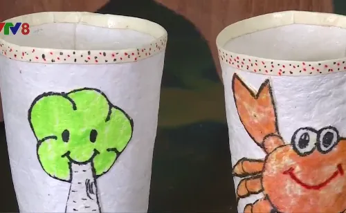 Độc đáo sáng chế giấy chống thấm từ bã mía của hai nữ sinh Huế