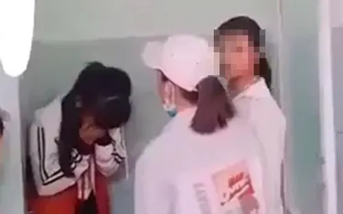 Mâu thuẫn trên Facebook, nữ sinh trung học bị đánh hội đồng