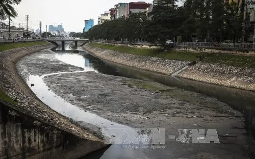 Nước sông, hồ Hà Nội có hàm lượng dầu mỡ cao