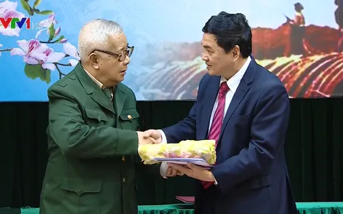 Tặng hiện vật liên quan đến chiến thắng Điện Biên Phủ