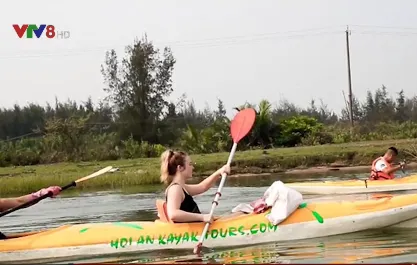 Hàng trăm du khách thuê thuyền Kayak vớt rác trên sông Thu Bồn