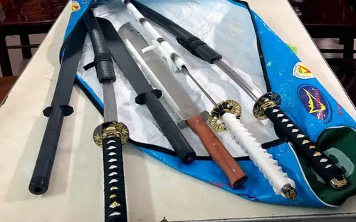 Công an ngăn hỗn chiến, thu nhiều vũ khí