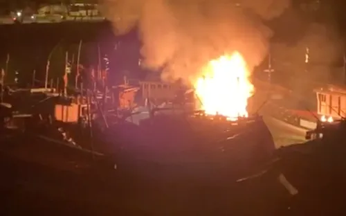 Cháy tàu cá lúc nửa đêm trên sông Hàn