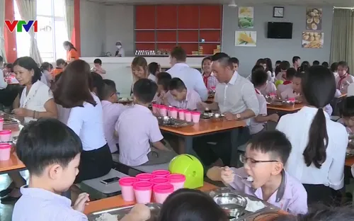 Thầy cô ăn trưa cùng học sinh tại nhiều trường ở TP Huế