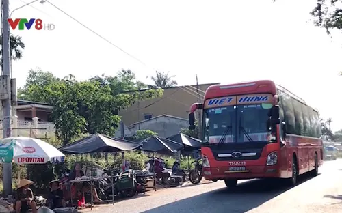 Quảng Nam: Bất chấp nguy hiểm, người dân vẫn họp chợ trên QL 14B