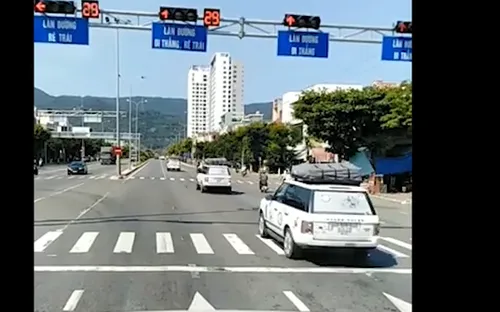Xác minh đoàn "xế hộp" nối đuôi nhau, ngang nhiên vượt đèn đỏ tại Đà Nẵng