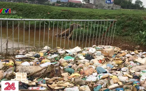 Dân cuối nguồn khổ vì dòng kênh lợn chết đổ về từ đầu nguồn