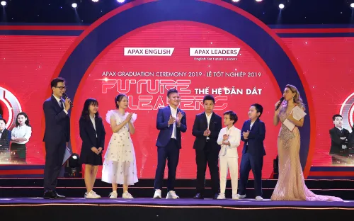 Cầu thủ Nguyễn Quang Hải truyền cảm hứng học tiếng Anh cho các em nhỏ