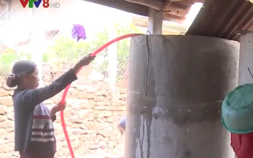 Nắng nóng kéo dài, người dân phải mua nước sinh hoạt