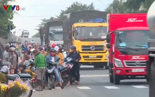Họp chợ lấn chiếm hành lang quốc lộ 14 gây mất an toàn giao thông