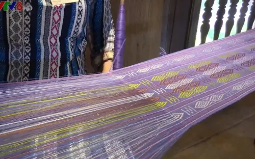 Lưu giữ nghề dệt thổ cẩm
