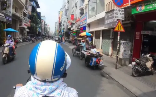 Nữ xe ôm duy nhất trên "phố Tây" Bùi Viện