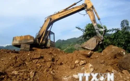 Khai thác trái phép đá thạch anh ở Nghệ An