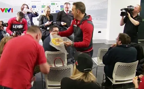 Những tình huống hài hước khi tác nghiệp của phóng viên thể thao